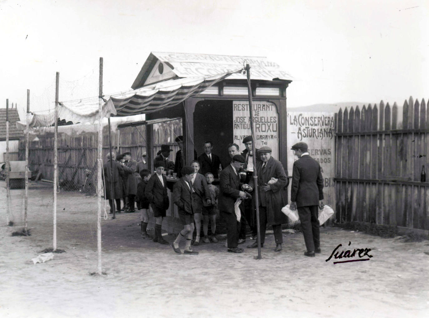 Cantina de El Molinón durante un partido. Año 192_.