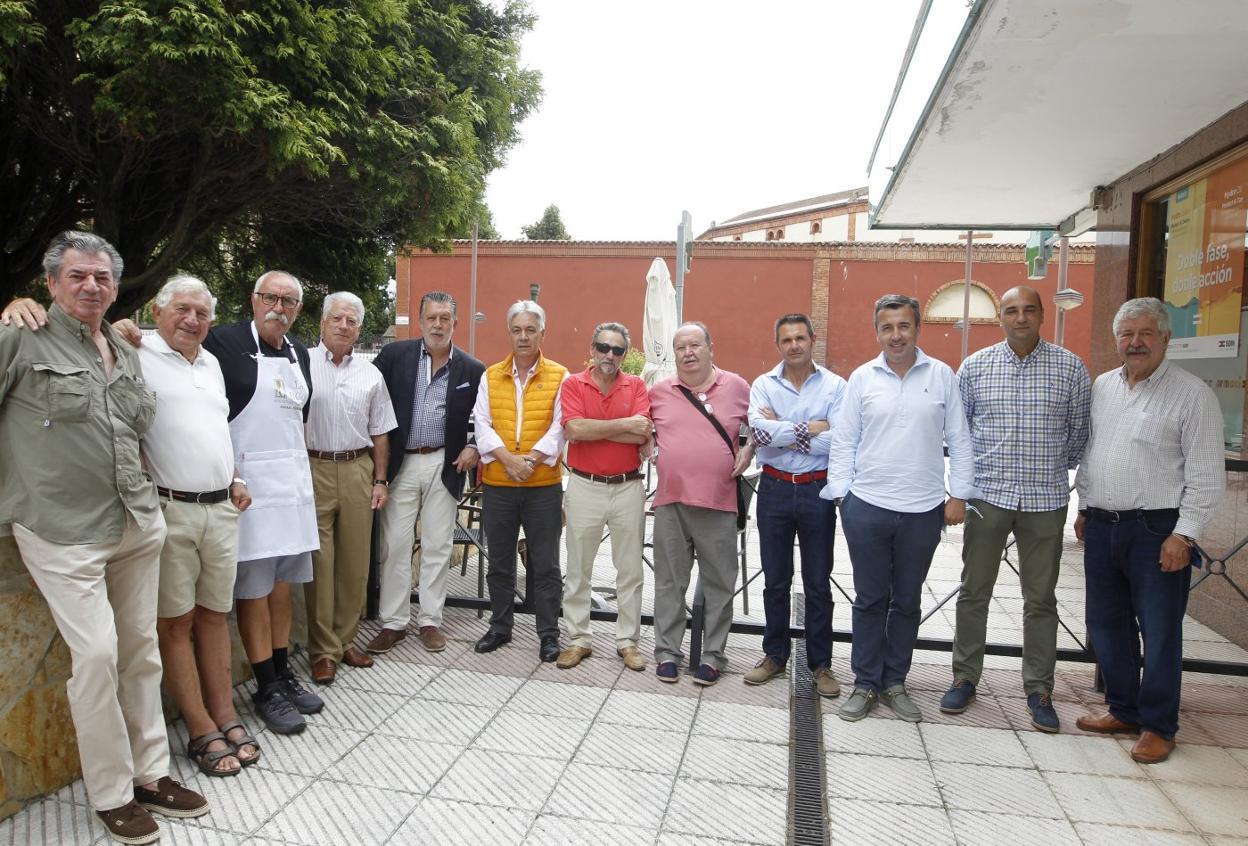 El presidente y el equipo gubernativo de la plaza de toros de El Bibio fue invitado a comer en La Boya. 