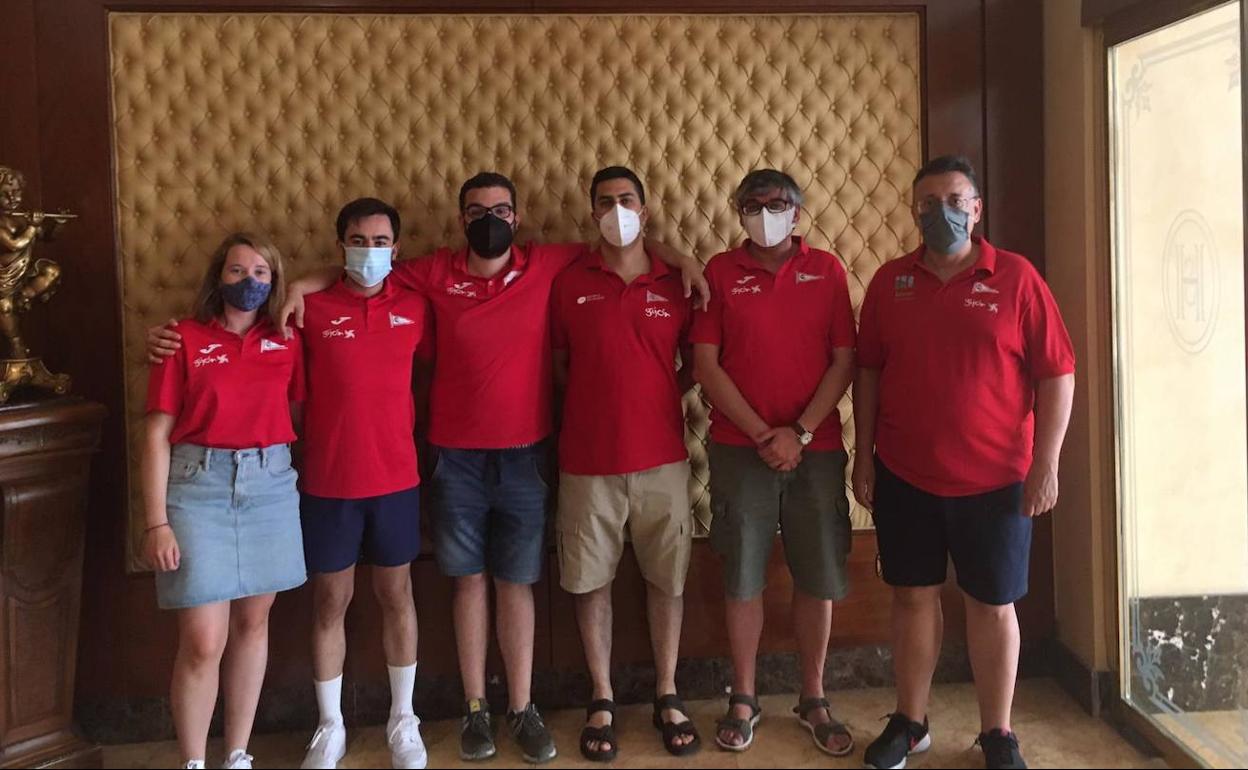 Lucía Fidalgo, Alfonso del Valle, Daniel Centrón, Ignacio Fernández, Jesús Lobo y Miguel Ángel Marino, del Grupo Covadonga.