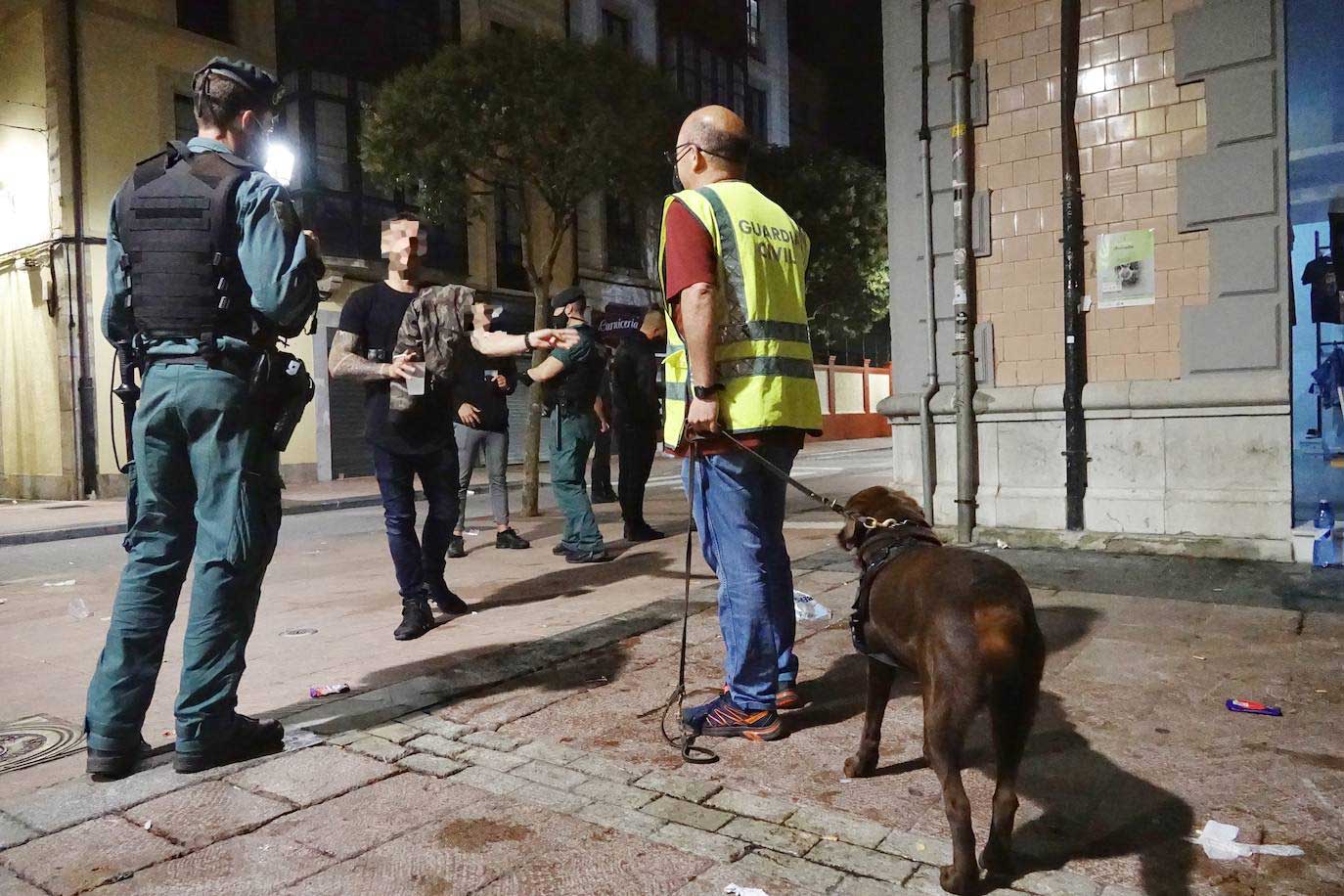 Fotos: Así opera la Guardia Civil contra los botellones en Asturias