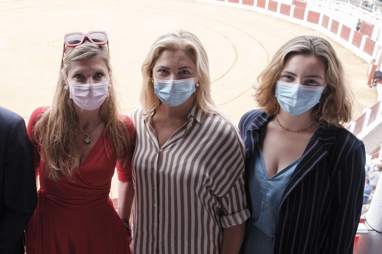 Begoña Fernández-Costales, Carmen Alsina y Carmen López, en el palco de EL COMERCIO.