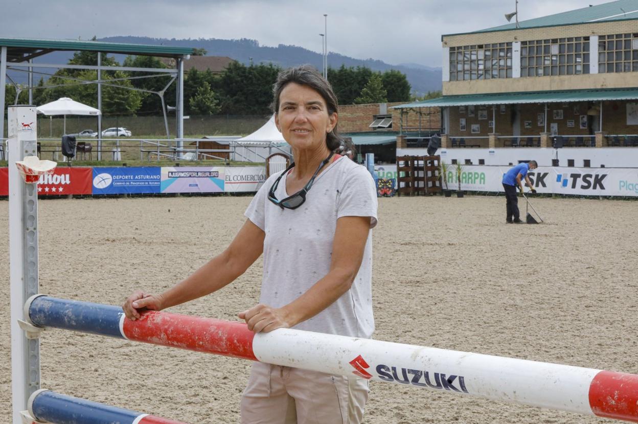 Isabel Fernández, ante un obstáculo de la pista del Chas. 
