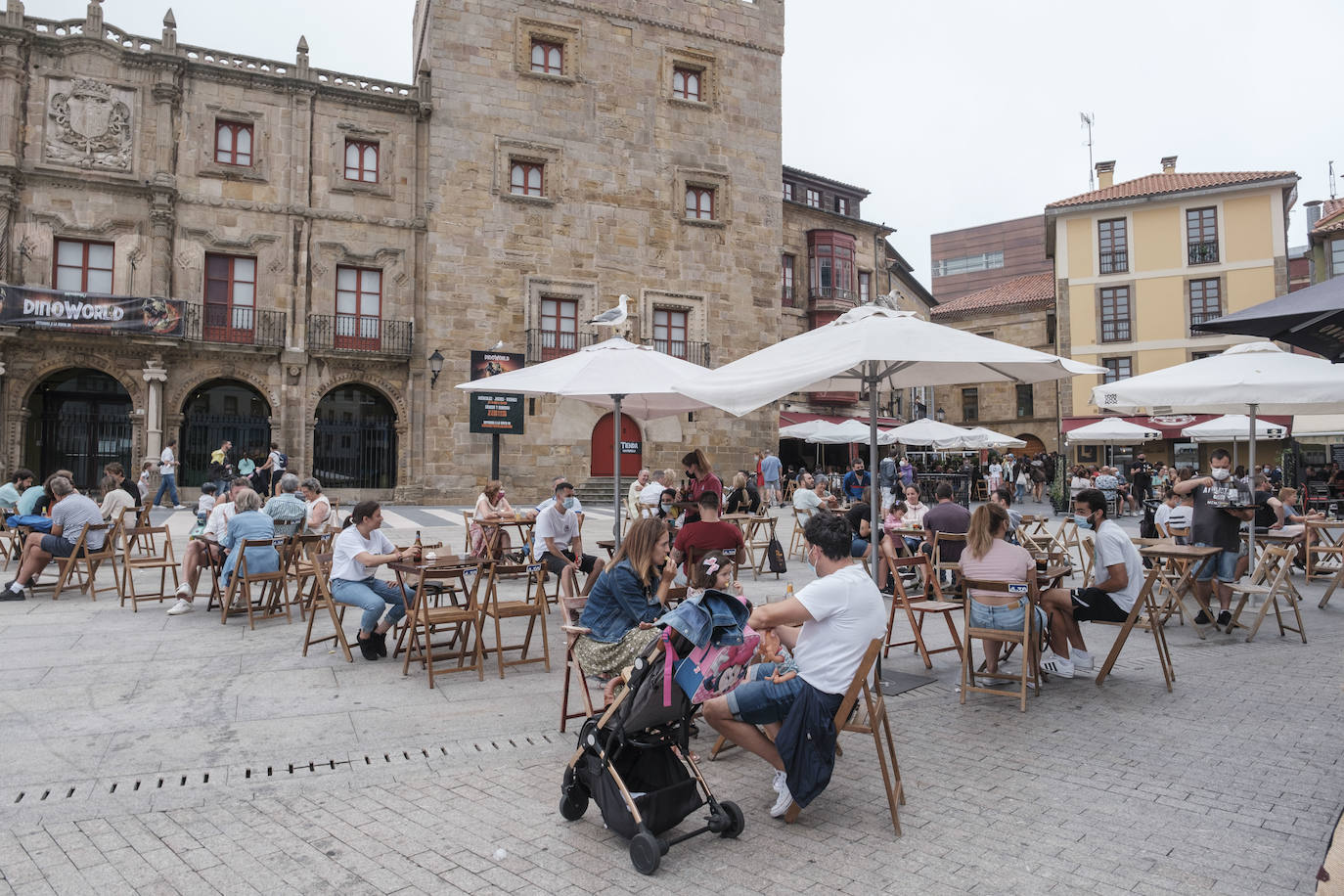 14 de agosto. El centro de Asturias amanece con lluvias débiles, pero eso no impide que decenas de personas, paraguas en mano, hagan cola a las puertas del ferial Luis Adaro de Gijón para disfrutar de un día en la Feria de Muestras. 