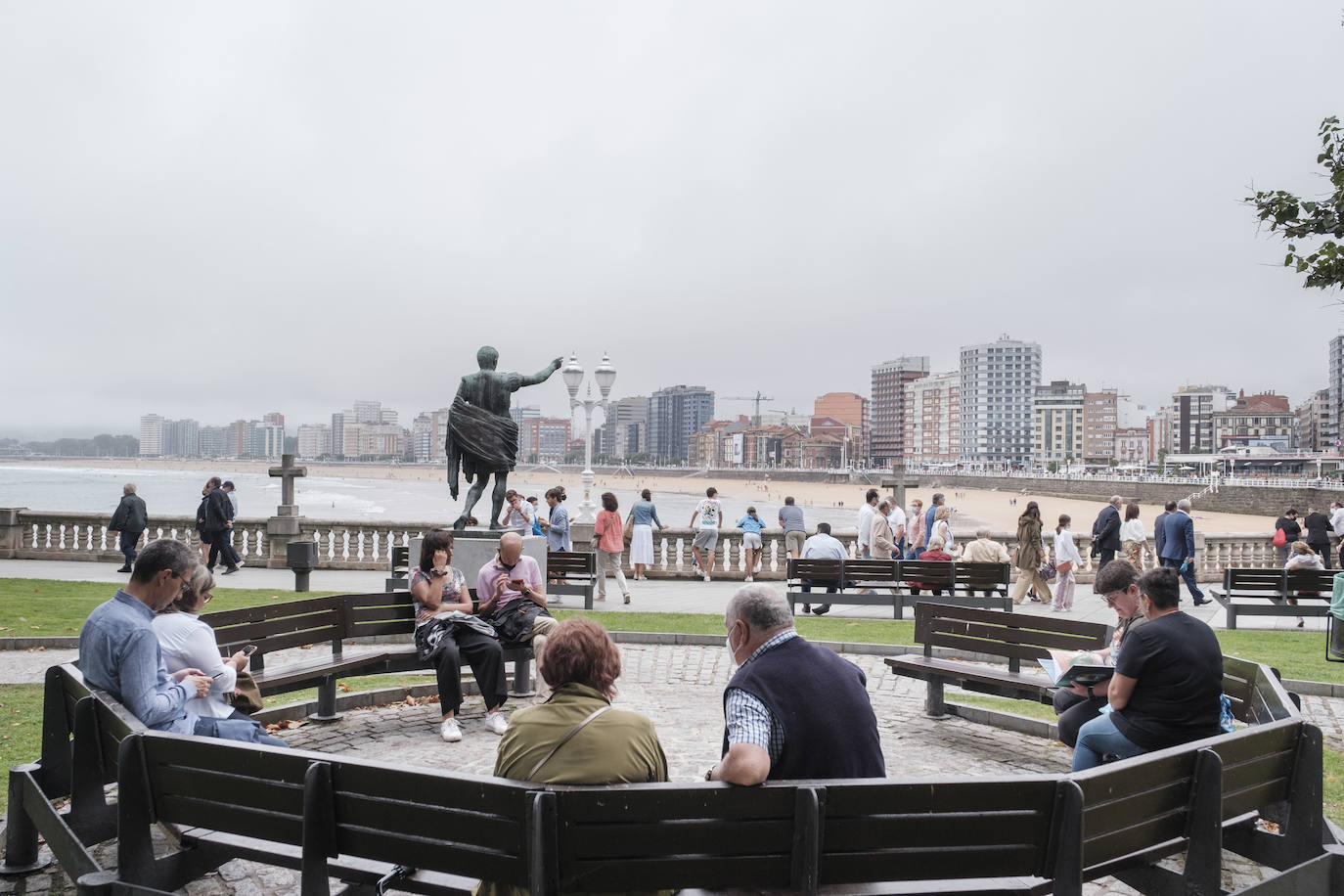 14 de agosto. El centro de Asturias amanece con lluvias débiles, pero eso no impide que decenas de personas, paraguas en mano, hagan cola a las puertas del ferial Luis Adaro de Gijón para disfrutar de un día en la Feria de Muestras. 