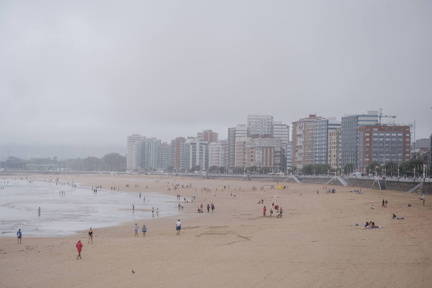 14 de agosto. El centro de Asturias amanece con lluvias débiles, pero eso no impide que decenas de personas, paraguas en mano, hagan cola a las puertas del ferial Luis Adaro de Gijón para disfrutar de un día en la Feria de Muestras. 