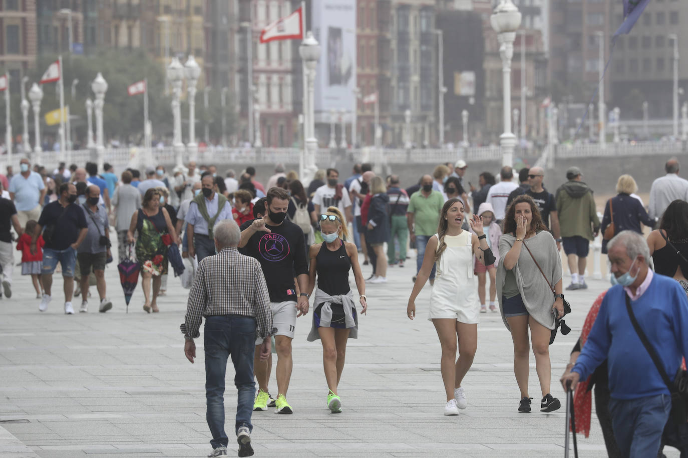 14 de agosto. El centro de Asturias amanece con lluvias débiles, pero eso no impide que decenas de personas, paraguas en mano, hagan cola a las puertas del ferial Luis Adaro de Gijón para disfrutar de un día en la Feria de Muestras. 