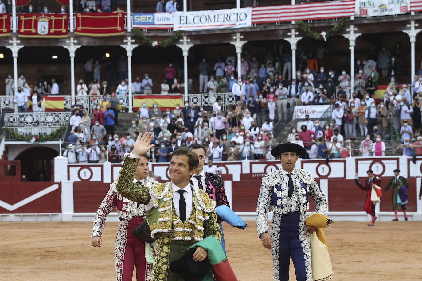 El último día de la feria taurina gijonesa dejó dos orejas para el Juli en un quinto de altura y otras dos para Daniel Luque, una en cada toro