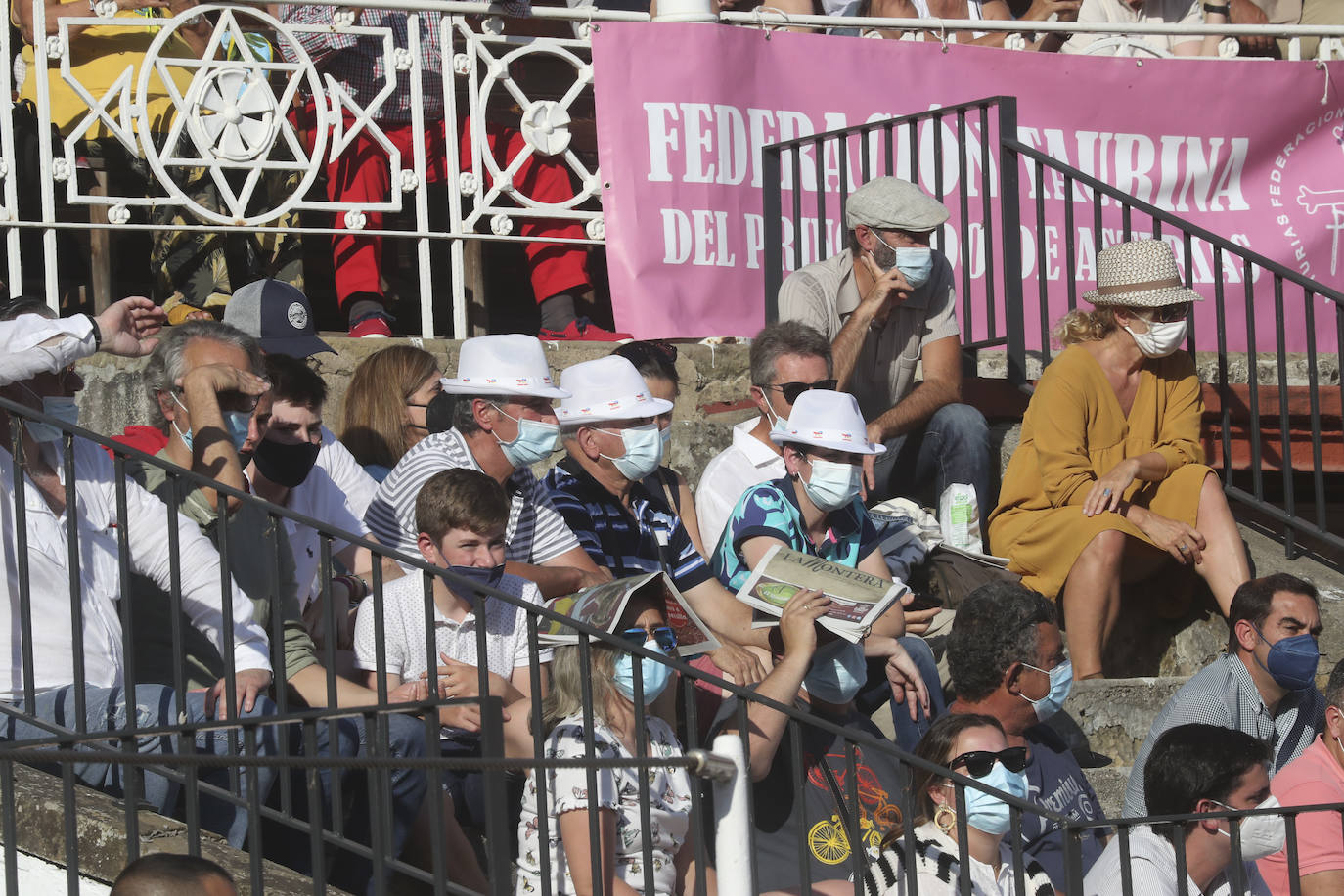 El último día de la feria taurina gijonesa dejó dos orejas para el Juli en un quinto de altura y otras dos para Daniel Luque, una en cada toro