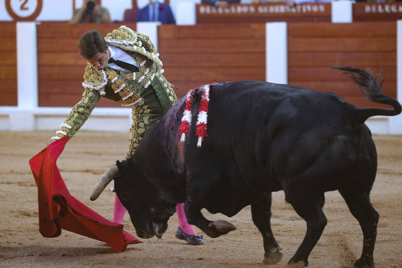 El último día de la feria taurina gijonesa dejó dos orejas para el Juli en un quinto de altura y otras dos para Daniel Luque, una en cada toro