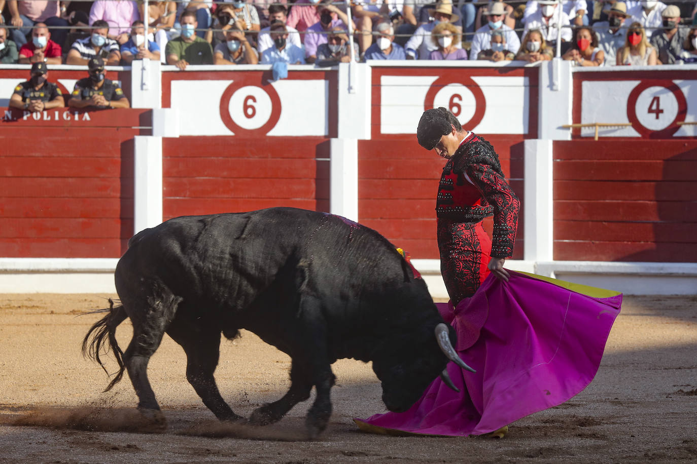 El último día de la feria taurina gijonesa dejó dos orejas para el Juli en un quinto de altura y otras dos para Daniel Luque, una en cada toro