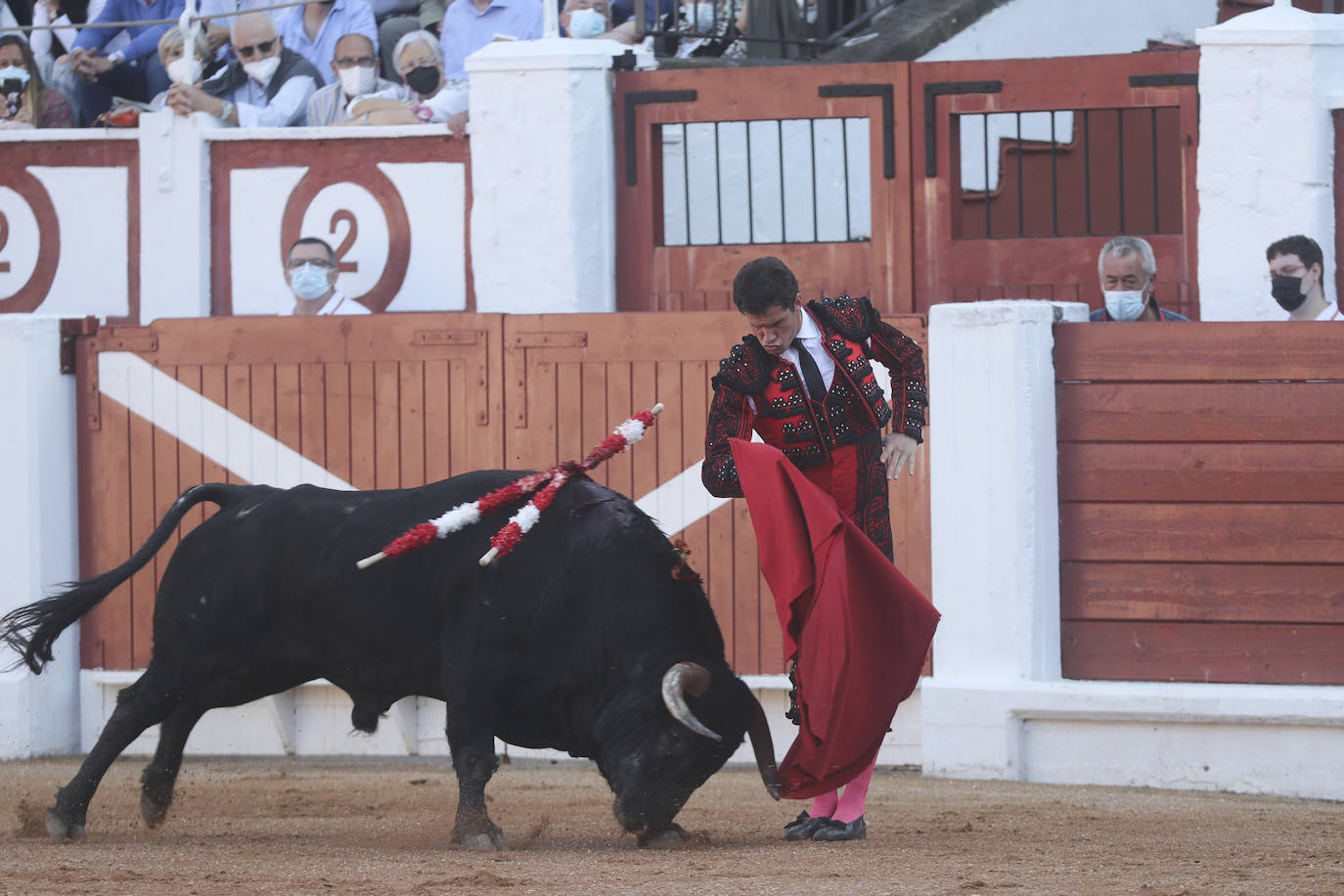 El último día de la feria taurina gijonesa dejó dos orejas para el Juli en un quinto de altura y otras dos para Daniel Luque, una en cada toro