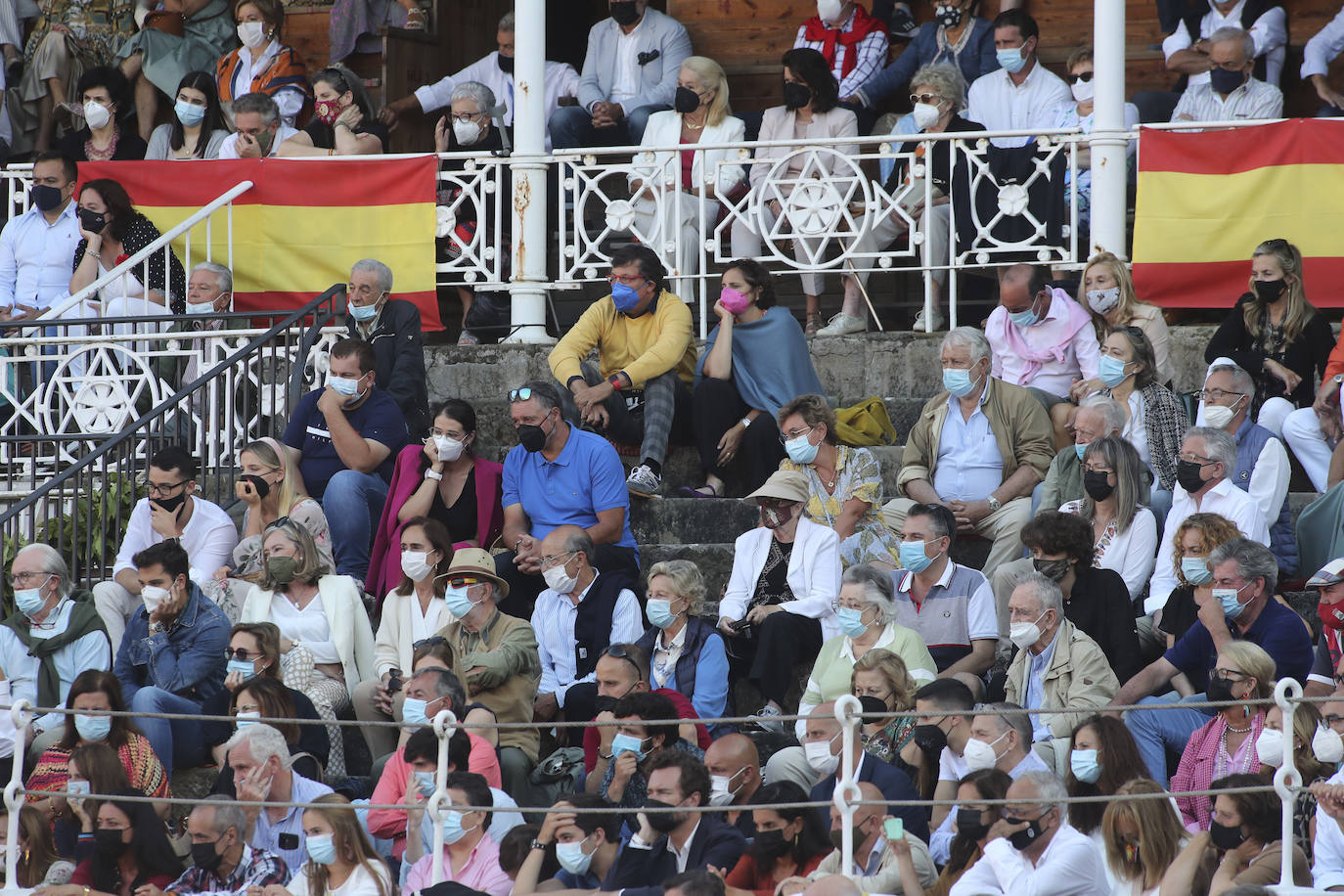 El último día de la feria taurina gijonesa dejó dos orejas para el Juli en un quinto de altura y otras dos para Daniel Luque, una en cada toro