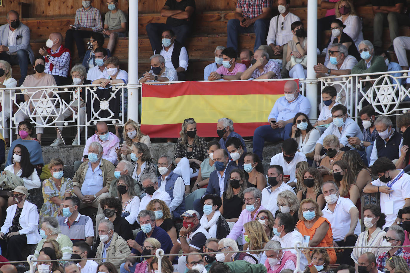 El último día de la feria taurina gijonesa dejó dos orejas para el Juli en un quinto de altura y otras dos para Daniel Luque, una en cada toro