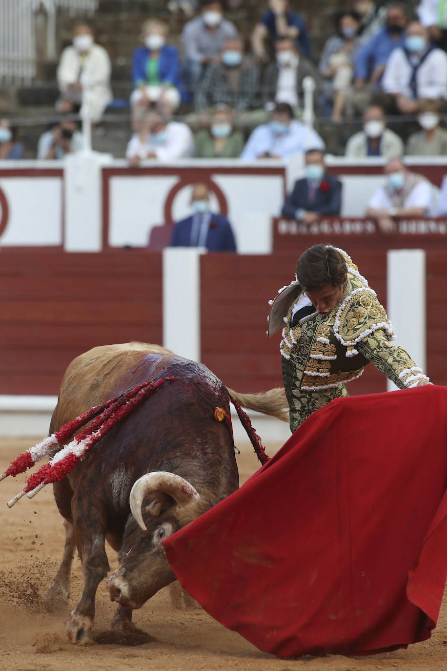 El último día de la feria taurina gijonesa dejó dos orejas para el Juli en un quinto de altura y otras dos para Daniel Luque, una en cada toro