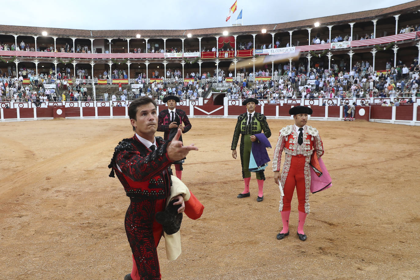 El último día de la feria taurina gijonesa dejó dos orejas para el Juli en un quinto de altura y otras dos para Daniel Luque, una en cada toro