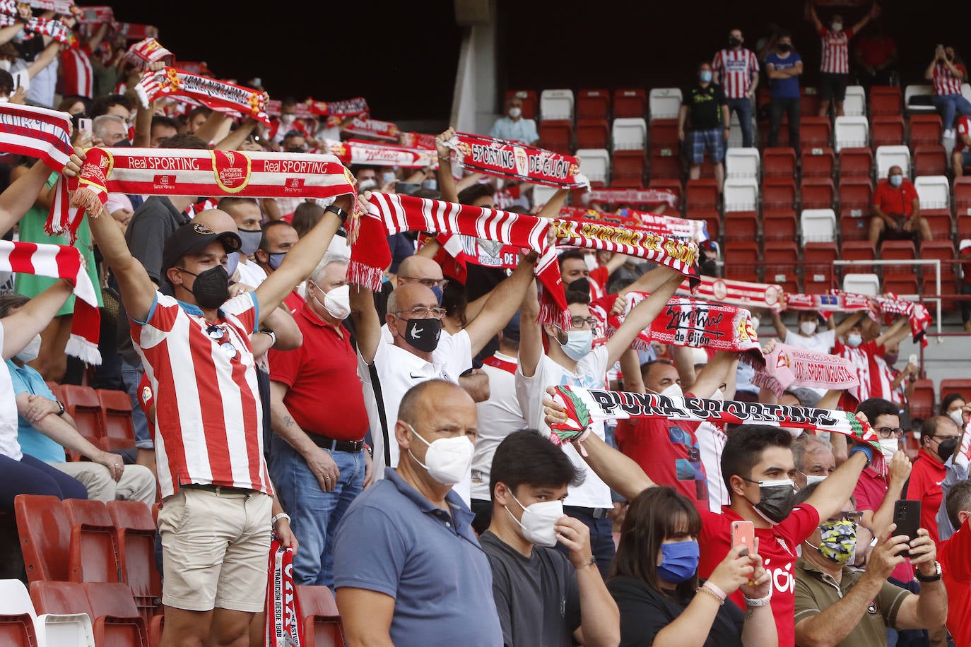 Fotos: Así fue la vuelta de la afición a El Molinón