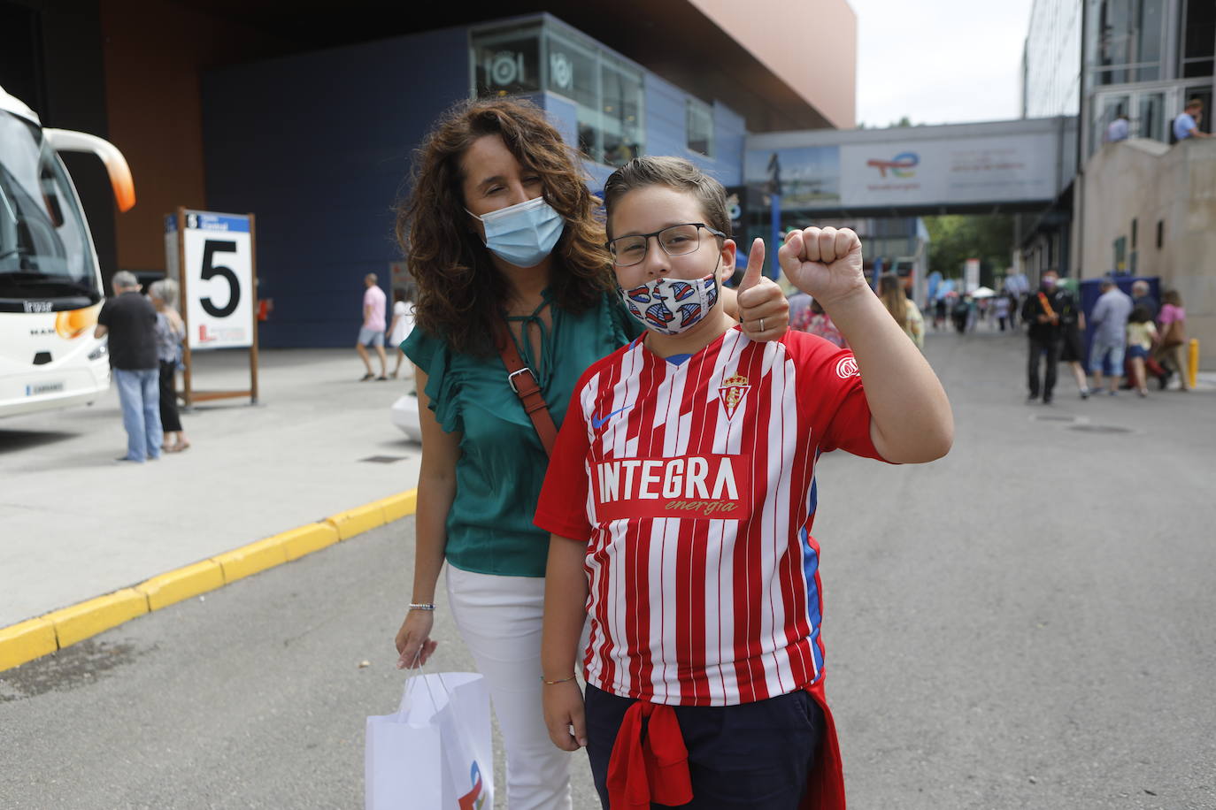 Fotos: Así fue la vuelta de la afición a El Molinón