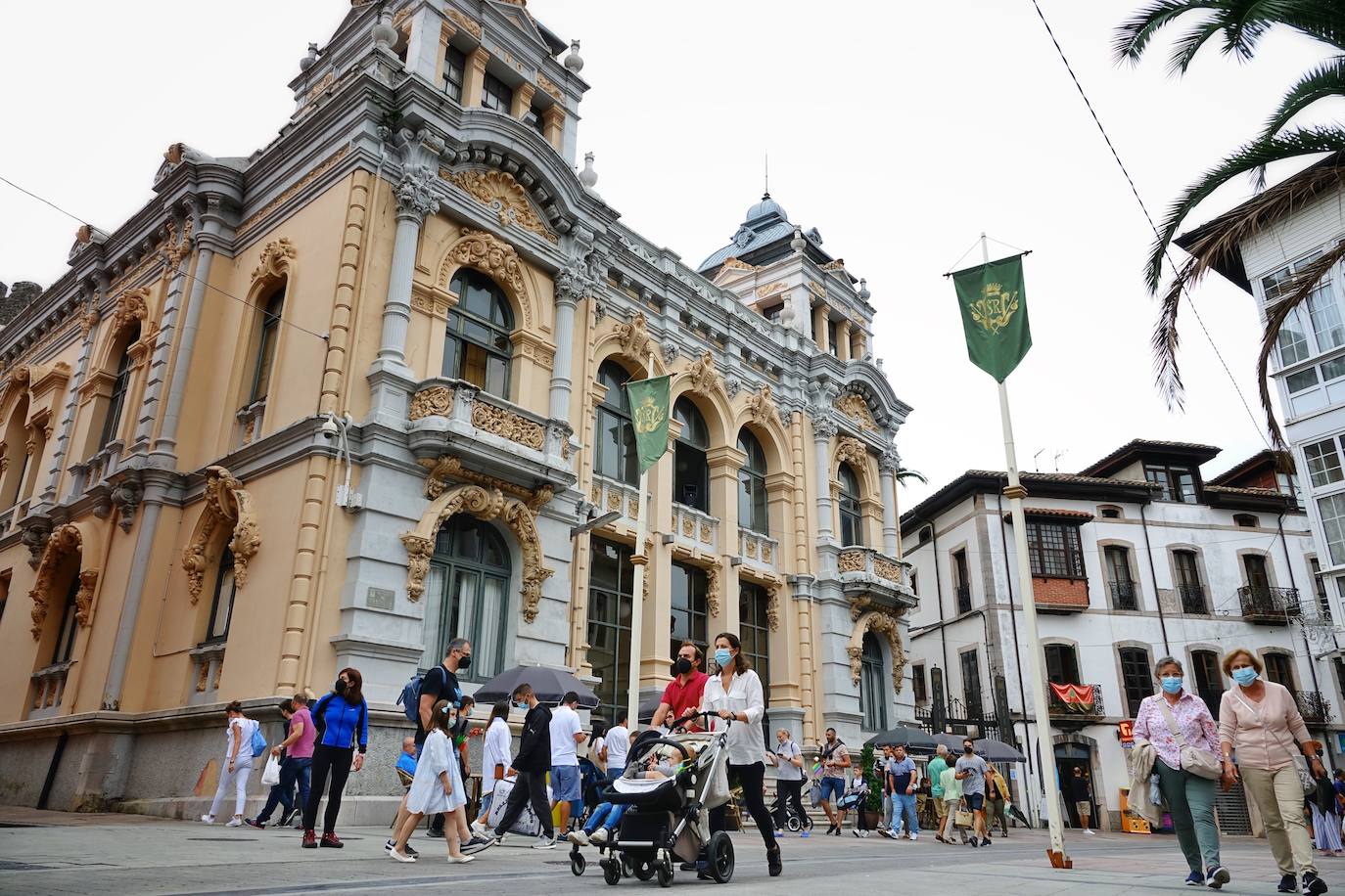 Lleno absoluto en varios puntos de Asturias en un domingo que precede a un lunes festivo. Localidades Llanes o Gijón lucen repletas de turistas. Precisamente la villa de Jovellanos vive una jornada repleta de eventos. La Feria de Muestras, los festejos taurinos o el partido del Sporting son algunas de las actividades de las que disfrutar en el municipio 