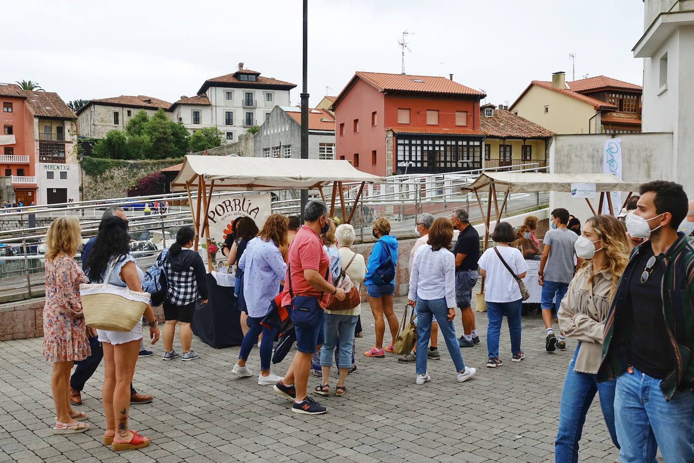 Lleno absoluto en varios puntos de Asturias en un domingo que precede a un lunes festivo. Localidades Llanes o Gijón lucen repletas de turistas. Precisamente la villa de Jovellanos vive una jornada repleta de eventos. La Feria de Muestras, los festejos taurinos o el partido del Sporting son algunas de las actividades de las que disfrutar en el municipio 