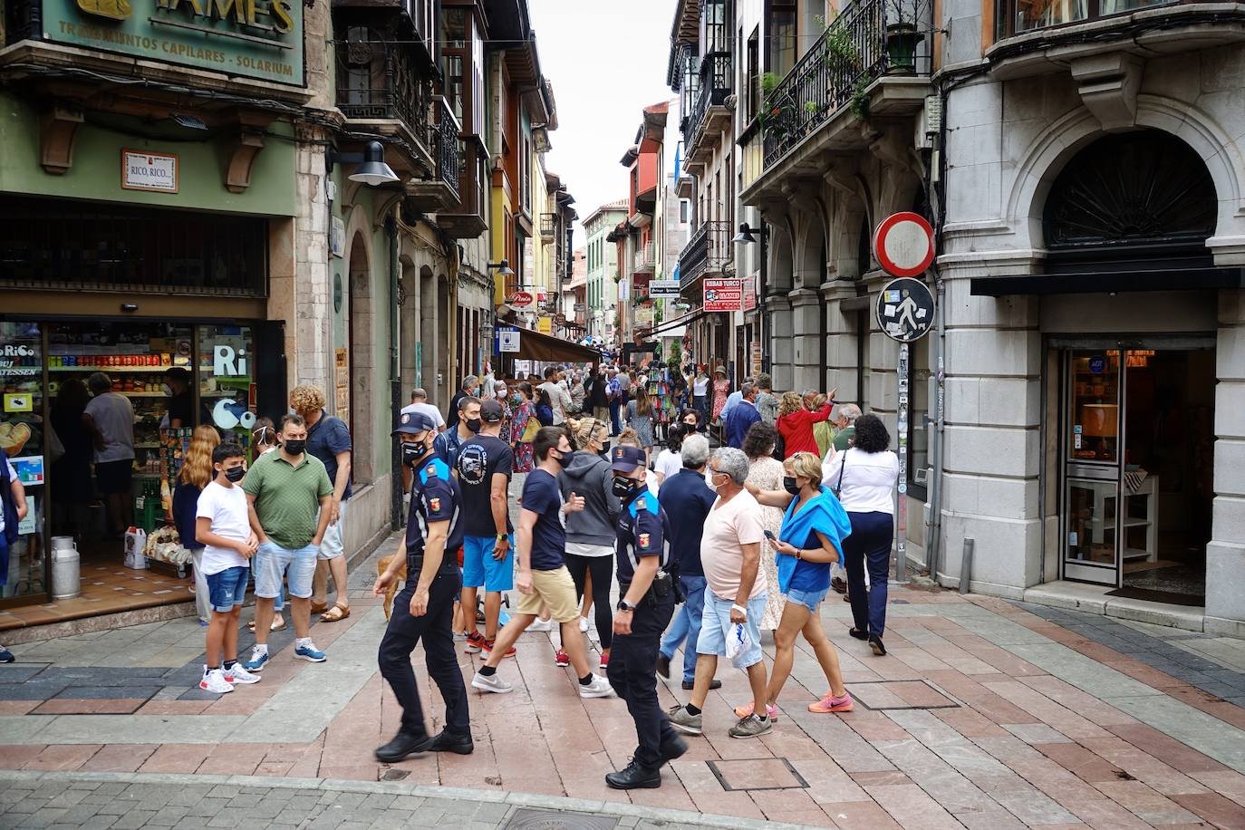 Lleno absoluto en varios puntos de Asturias en un domingo que precede a un lunes festivo. Localidades Llanes o Gijón lucen repletas de turistas. Precisamente la villa de Jovellanos vive una jornada repleta de eventos. La Feria de Muestras, los festejos taurinos o el partido del Sporting son algunas de las actividades de las que disfrutar en el municipio 