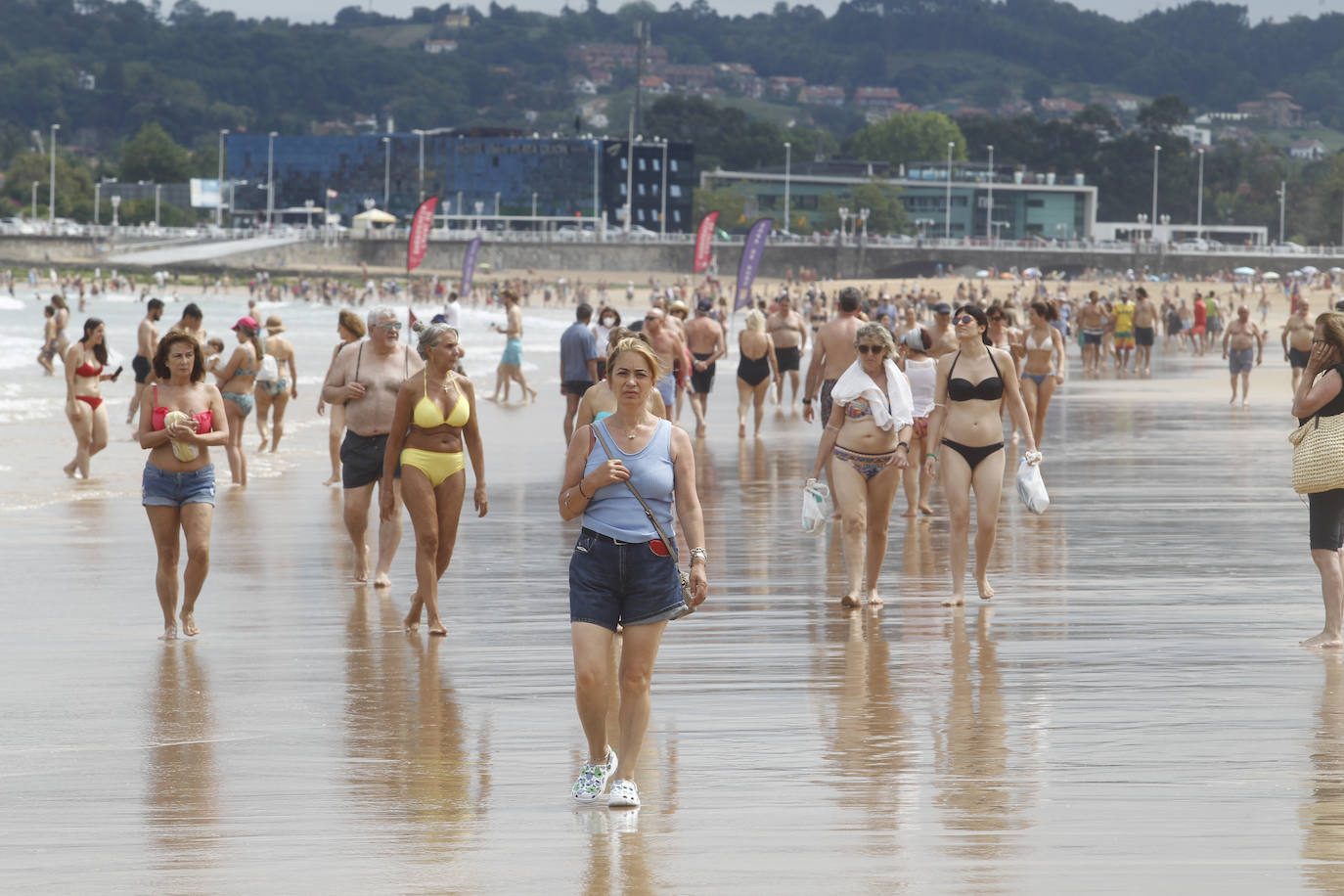 Lleno absoluto en varios puntos de Asturias en un domingo que precede a un lunes festivo. Localidades Llanes o Gijón lucen repletas de turistas. Precisamente la villa de Jovellanos vive una jornada repleta de eventos. La Feria de Muestras, los festejos taurinos o el partido del Sporting son algunas de las actividades de las que disfrutar en el municipio 