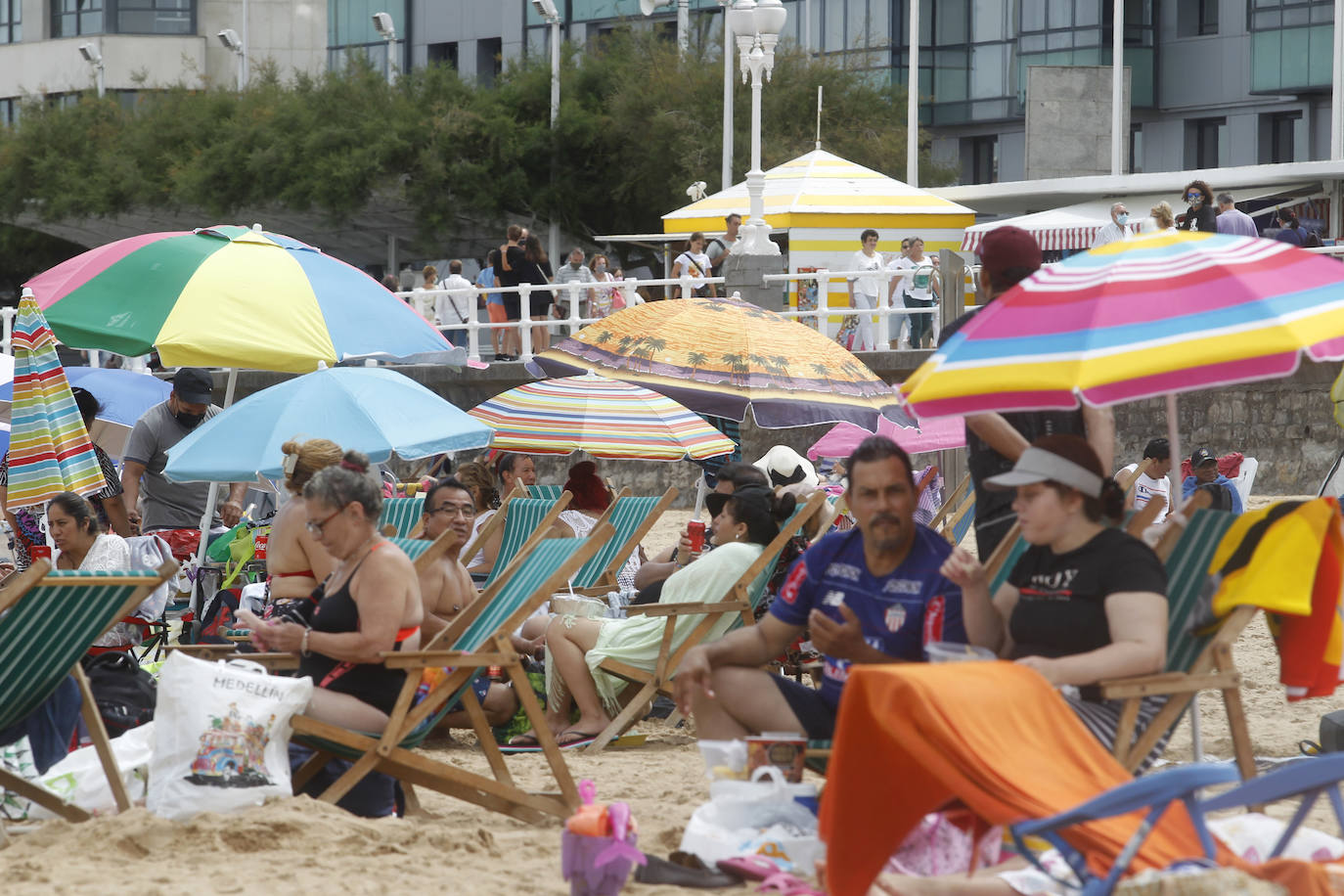 Lleno absoluto en varios puntos de Asturias en un domingo que precede a un lunes festivo. Localidades Llanes o Gijón lucen repletas de turistas. Precisamente la villa de Jovellanos vive una jornada repleta de eventos. La Feria de Muestras, los festejos taurinos o el partido del Sporting son algunas de las actividades de las que disfrutar en el municipio 