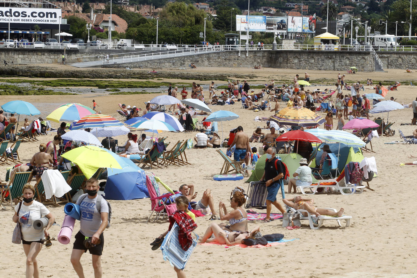 Lleno absoluto en varios puntos de Asturias en un domingo que precede a un lunes festivo. Localidades Llanes o Gijón lucen repletas de turistas. Precisamente la villa de Jovellanos vive una jornada repleta de eventos. La Feria de Muestras, los festejos taurinos o el partido del Sporting son algunas de las actividades de las que disfrutar en el municipio 