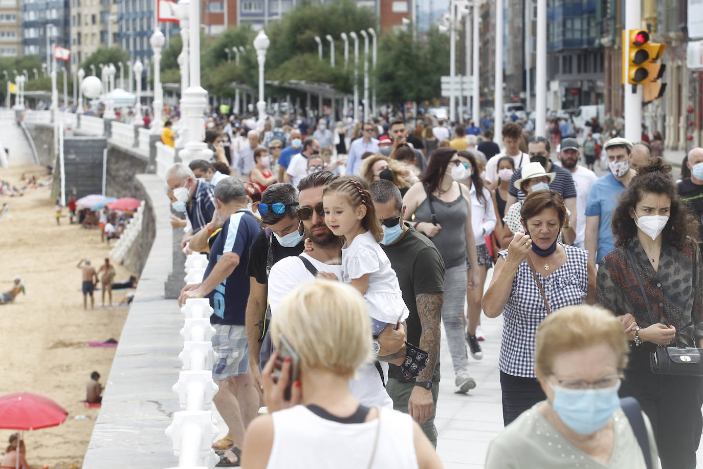 Lleno absoluto en varios puntos de Asturias en un domingo que precede a un lunes festivo. Localidades Llanes o Gijón lucen repletas de turistas. Precisamente la villa de Jovellanos vive una jornada repleta de eventos. La Feria de Muestras, los festejos taurinos o el partido del Sporting son algunas de las actividades de las que disfrutar en el municipio 