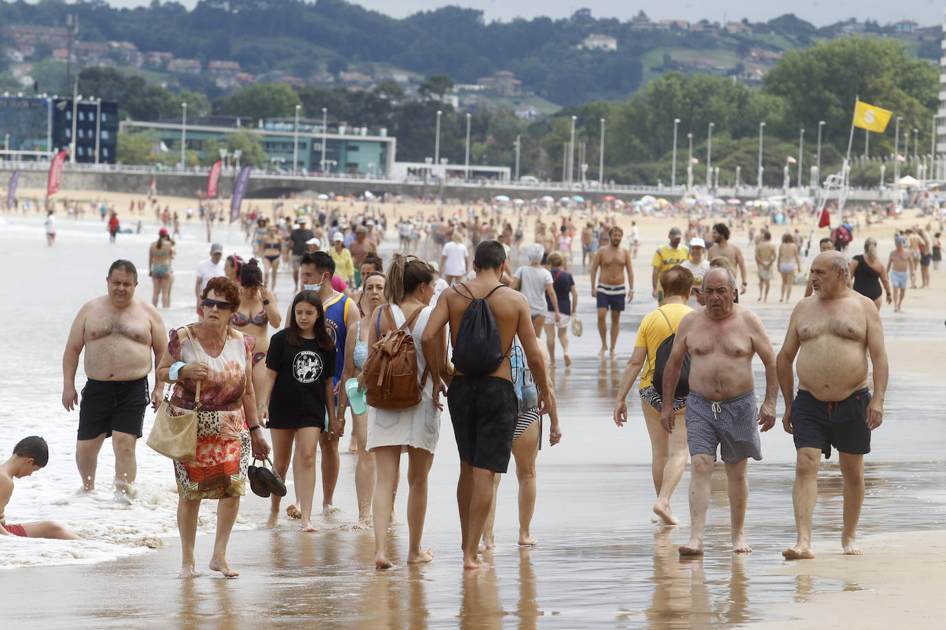 Lleno absoluto en varios puntos de Asturias en un domingo que precede a un lunes festivo. Localidades Llanes o Gijón lucen repletas de turistas. Precisamente la villa de Jovellanos vive una jornada repleta de eventos. La Feria de Muestras, los festejos taurinos o el partido del Sporting son algunas de las actividades de las que disfrutar en el municipio 