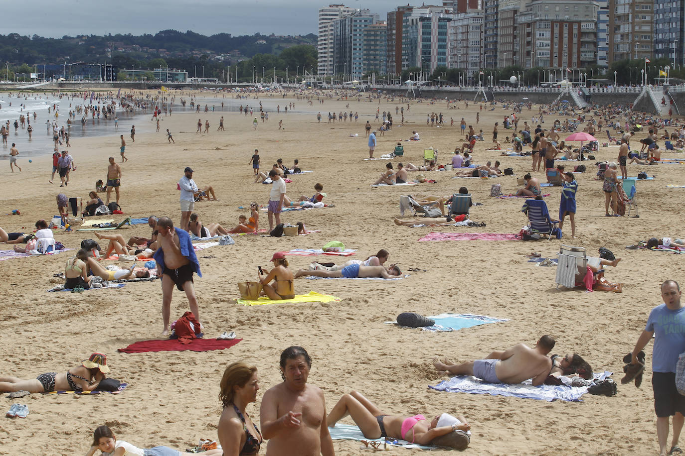 Lleno absoluto en varios puntos de Asturias en un domingo que precede a un lunes festivo. Localidades Llanes o Gijón lucen repletas de turistas. Precisamente la villa de Jovellanos vive una jornada repleta de eventos. La Feria de Muestras, los festejos taurinos o el partido del Sporting son algunas de las actividades de las que disfrutar en el municipio 