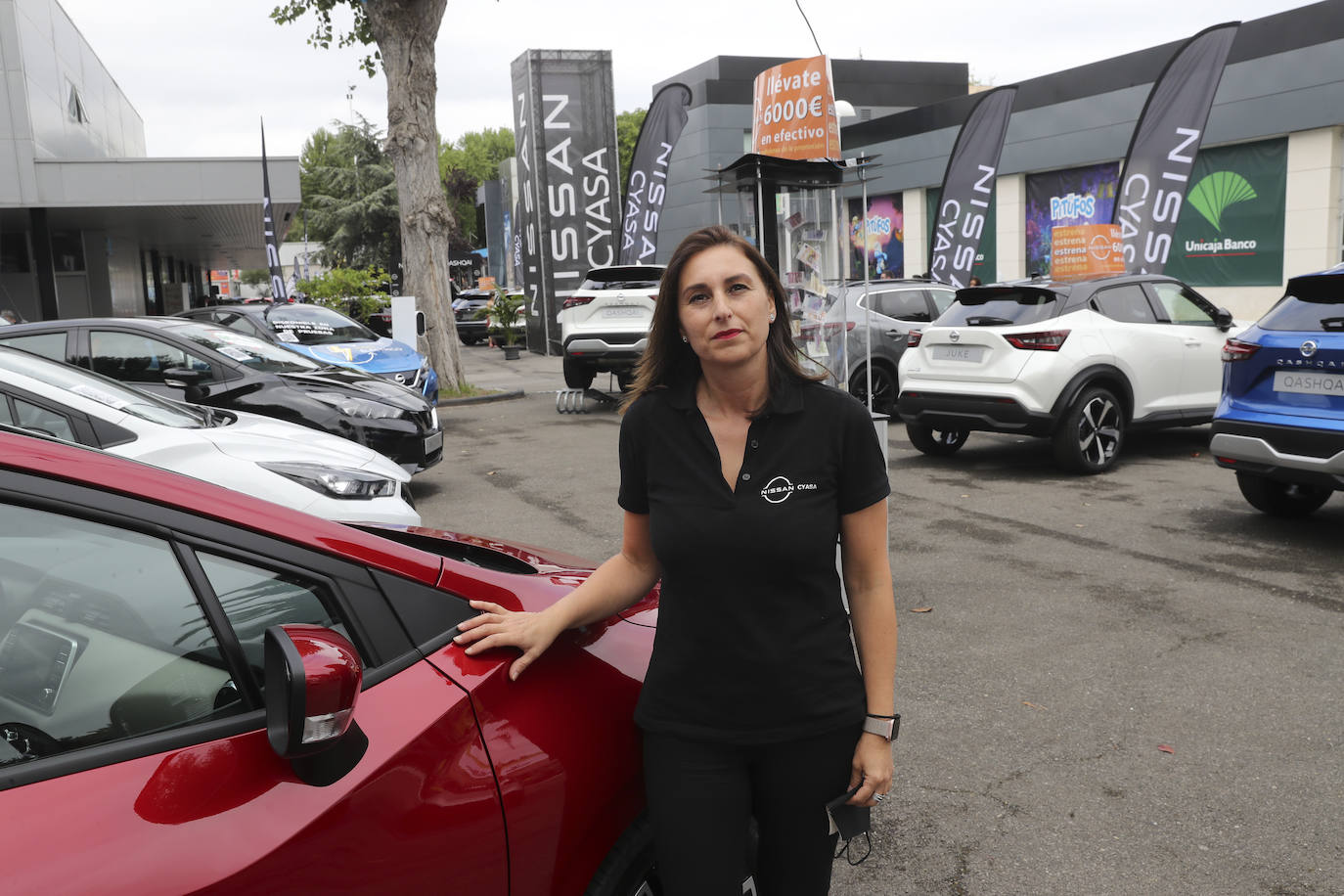 La Feria de Muestras continua siendo uno de los atractivos de Gijón a pesar de las muchas actividades que ofrece hoy la ciudad. Centenares de visitantes pasean por el recinto ferial, que ofrece divertimento para todos los miembros de la familia. 