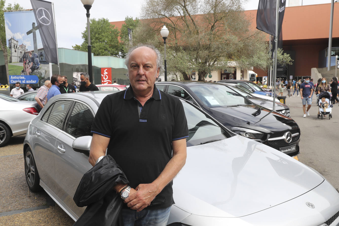 La Feria de Muestras continua siendo uno de los atractivos de Gijón a pesar de las muchas actividades que ofrece hoy la ciudad. Centenares de visitantes pasean por el recinto ferial, que ofrece divertimento para todos los miembros de la familia. 