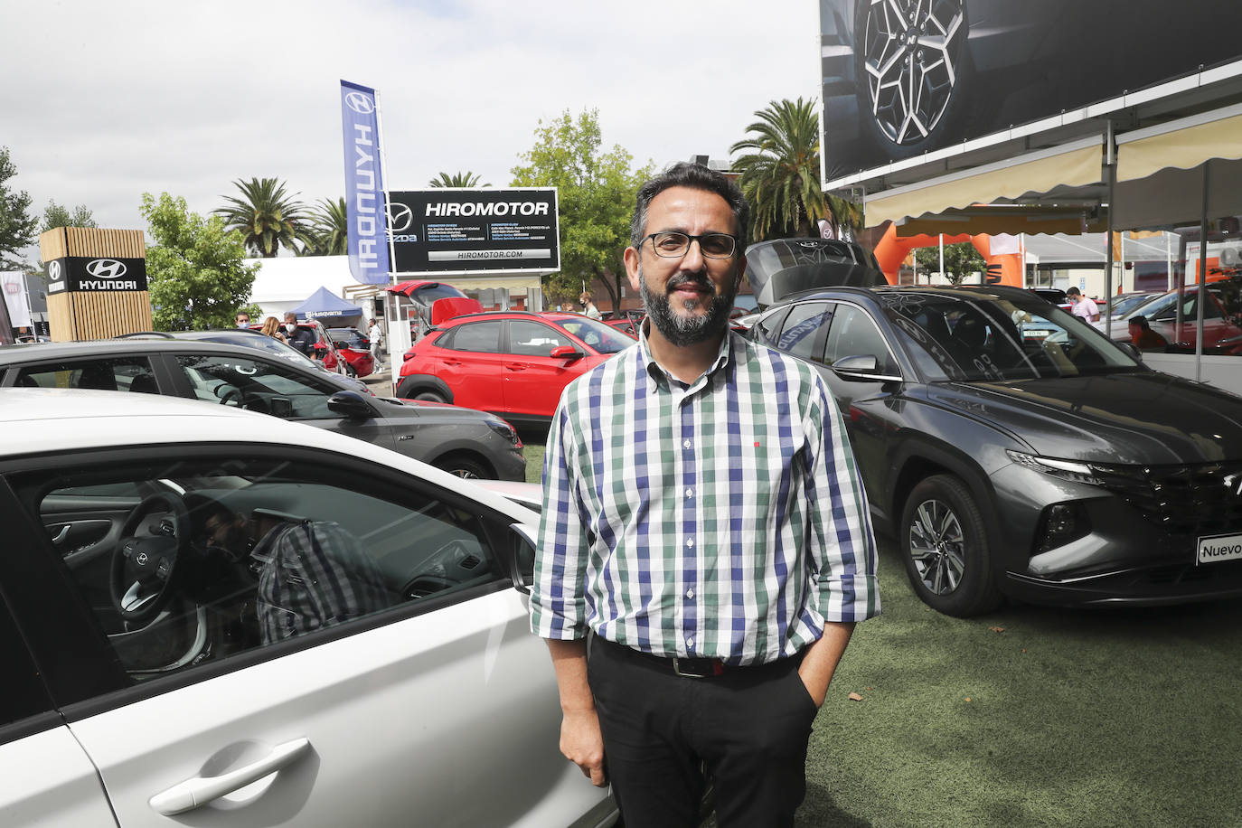La Feria de Muestras continua siendo uno de los atractivos de Gijón a pesar de las muchas actividades que ofrece hoy la ciudad. Centenares de visitantes pasean por el recinto ferial, que ofrece divertimento para todos los miembros de la familia. 