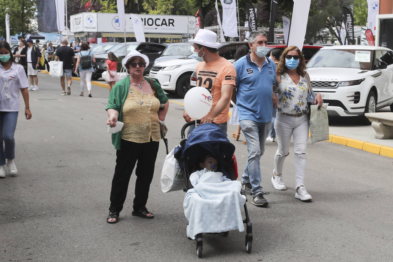 La Feria de Muestras continua siendo uno de los atractivos de Gijón a pesar de las muchas actividades que ofrece hoy la ciudad. Centenares de visitantes pasean por el recinto ferial, que ofrece divertimento para todos los miembros de la familia. 