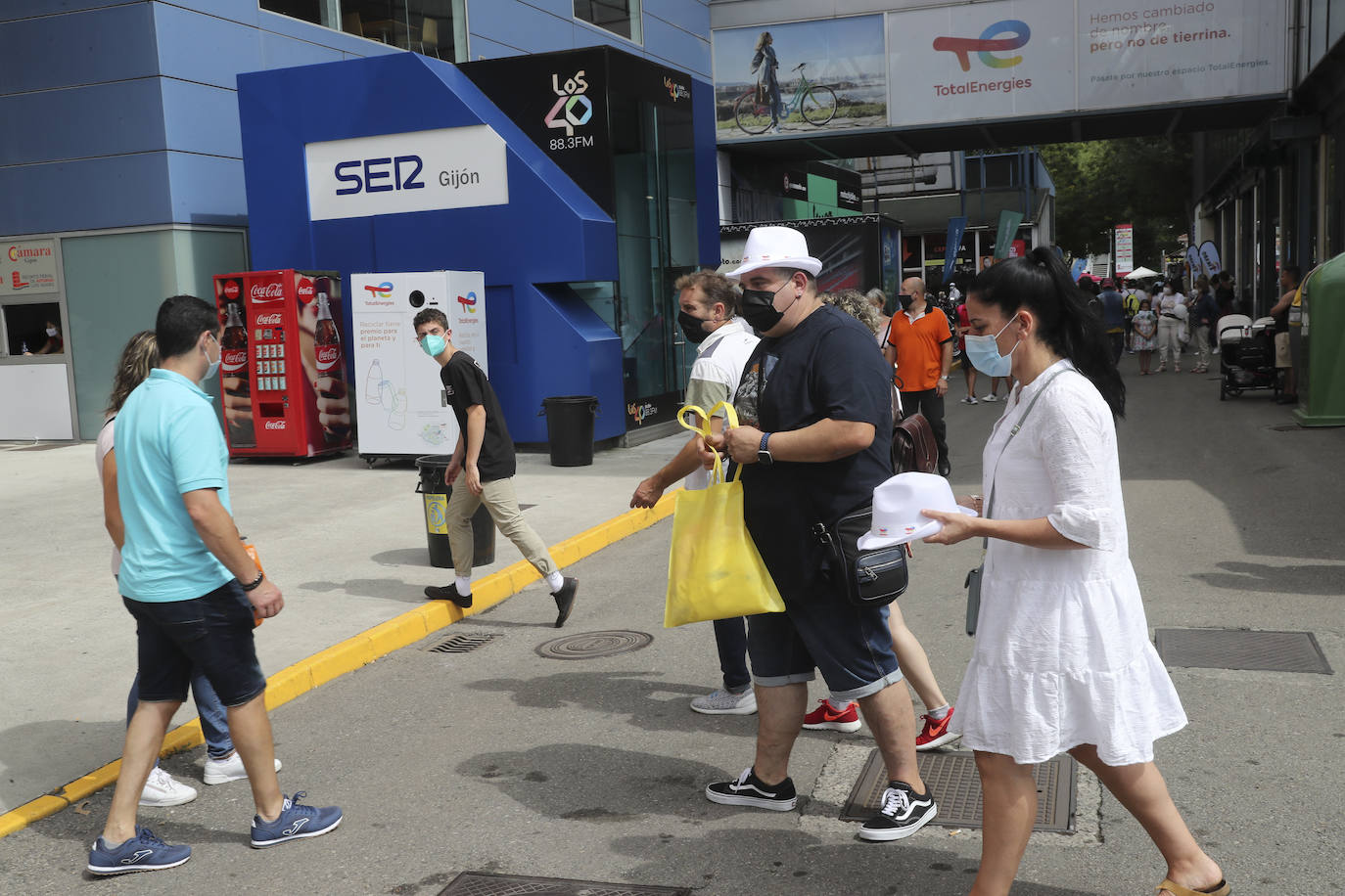 La Feria de Muestras continua siendo uno de los atractivos de Gijón a pesar de las muchas actividades que ofrece hoy la ciudad. Centenares de visitantes pasean por el recinto ferial, que ofrece divertimento para todos los miembros de la familia. 