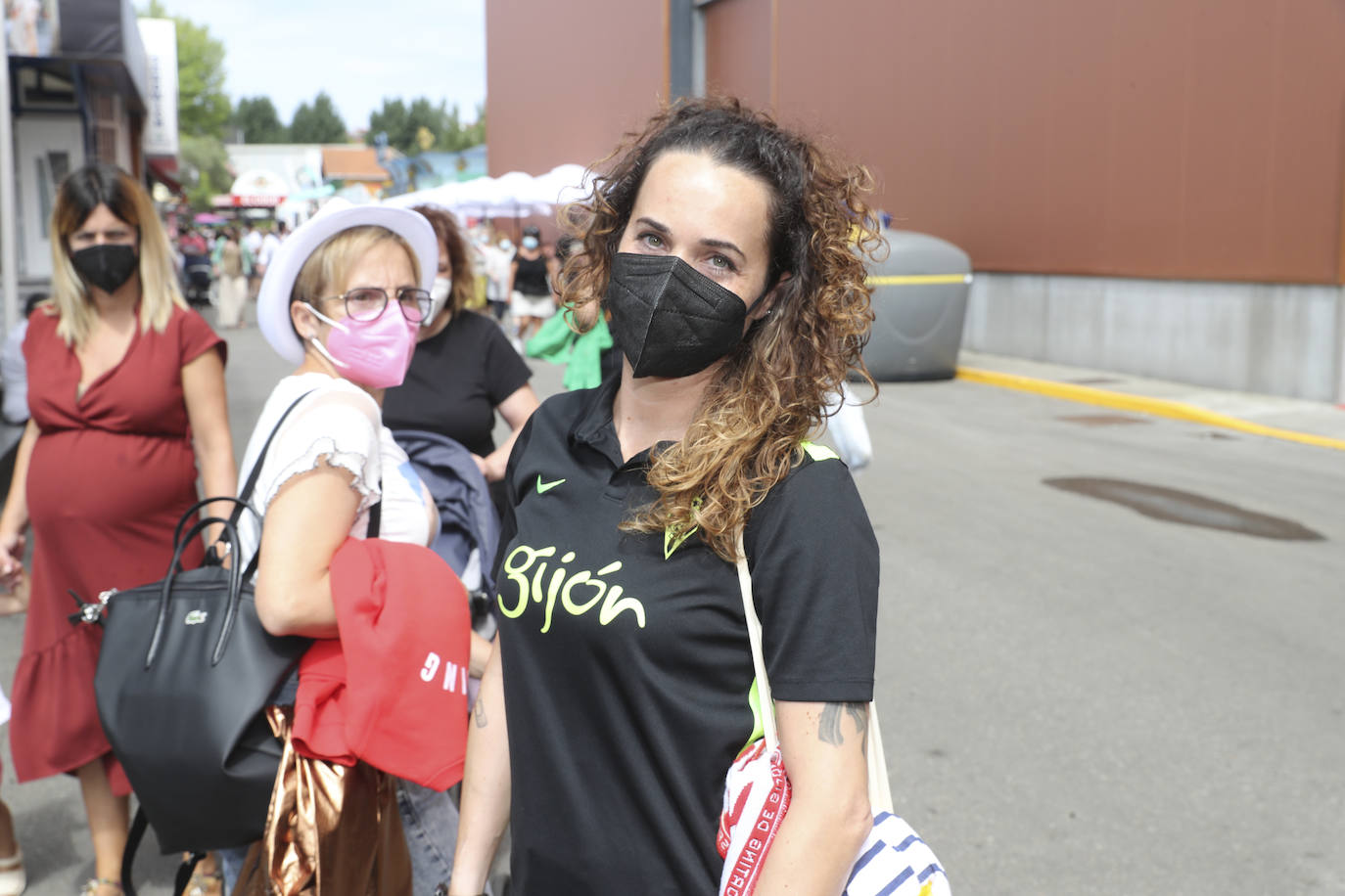 La Feria de Muestras continua siendo uno de los atractivos de Gijón a pesar de las muchas actividades que ofrece hoy la ciudad. Centenares de visitantes pasean por el recinto ferial, que ofrece divertimento para todos los miembros de la familia. 
