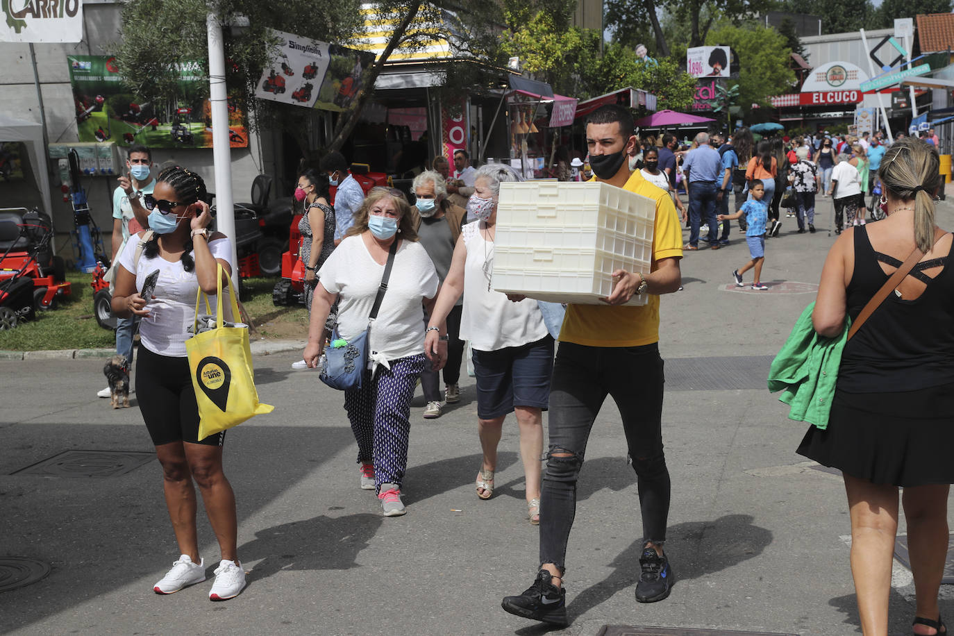 La Feria de Muestras continua siendo uno de los atractivos de Gijón a pesar de las muchas actividades que ofrece hoy la ciudad. Centenares de visitantes pasean por el recinto ferial, que ofrece divertimento para todos los miembros de la familia. 