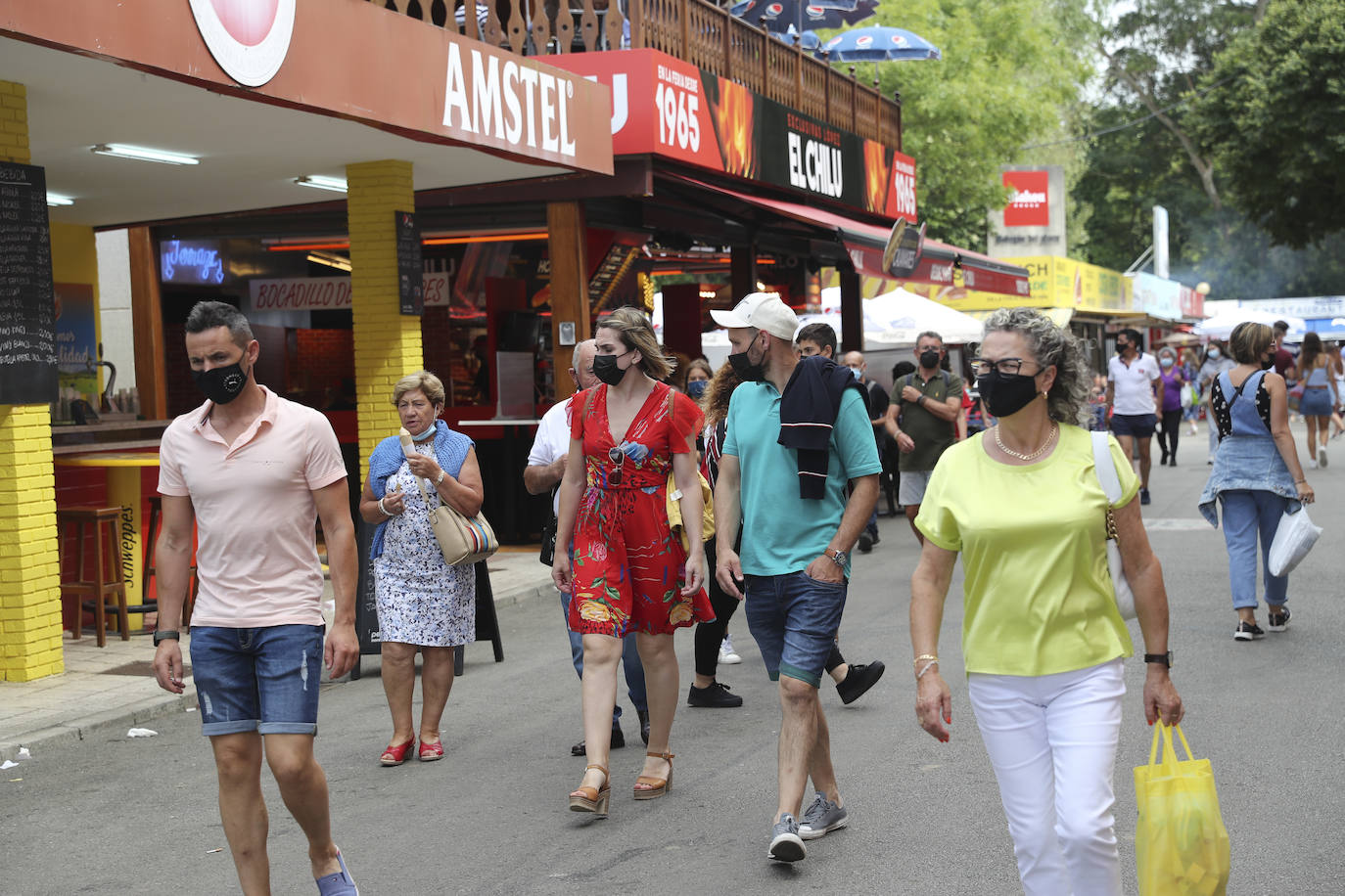 La Feria de Muestras continua siendo uno de los atractivos de Gijón a pesar de las muchas actividades que ofrece hoy la ciudad. Centenares de visitantes pasean por el recinto ferial, que ofrece divertimento para todos los miembros de la familia. 