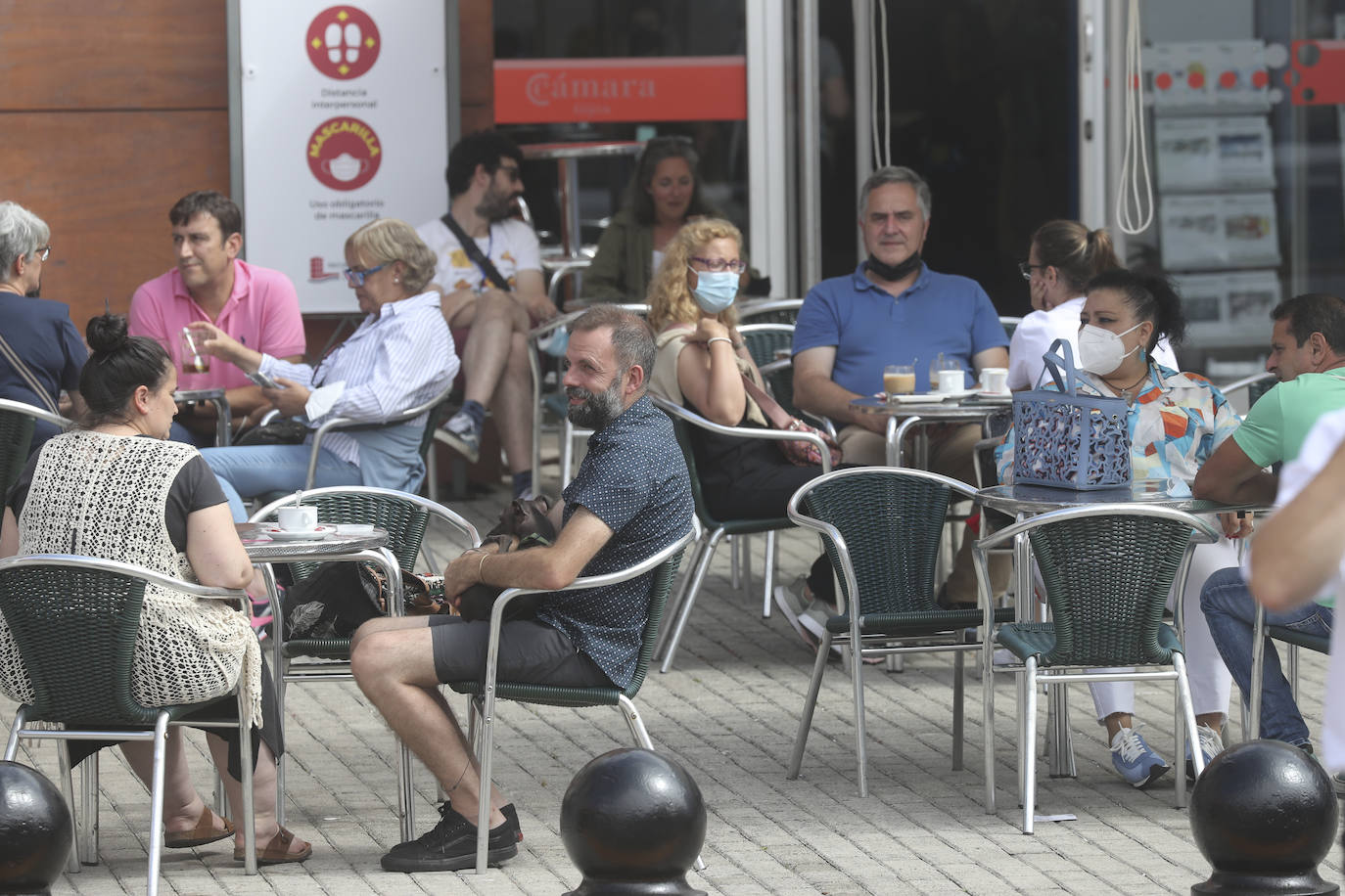 La Feria de Muestras continua siendo uno de los atractivos de Gijón a pesar de las muchas actividades que ofrece hoy la ciudad. Centenares de visitantes pasean por el recinto ferial, que ofrece divertimento para todos los miembros de la familia. 
