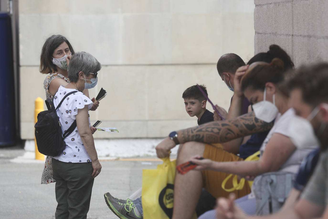 La Feria de Muestras continua siendo uno de los atractivos de Gijón a pesar de las muchas actividades que ofrece hoy la ciudad. Centenares de visitantes pasean por el recinto ferial, que ofrece divertimento para todos los miembros de la familia. 