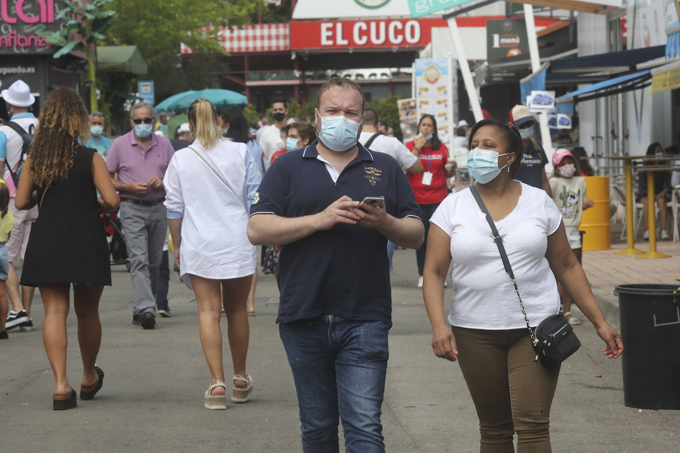 La Feria de Muestras continua siendo uno de los atractivos de Gijón a pesar de las muchas actividades que ofrece hoy la ciudad. Centenares de visitantes pasean por el recinto ferial, que ofrece divertimento para todos los miembros de la familia. 
