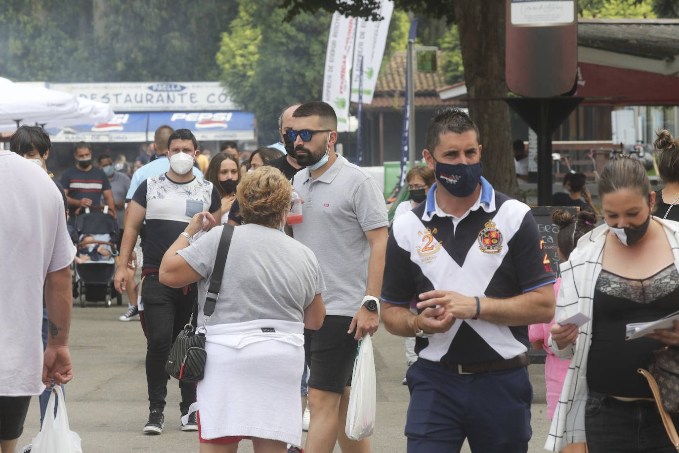 La Feria de Muestras continua siendo uno de los atractivos de Gijón a pesar de las muchas actividades que ofrece hoy la ciudad. Centenares de visitantes pasean por el recinto ferial, que ofrece divertimento para todos los miembros de la familia. 