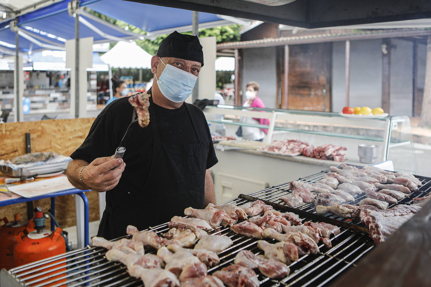 La Feria de Muestras continua siendo uno de los atractivos de Gijón a pesar de las muchas actividades que ofrece hoy la ciudad. Centenares de visitantes pasean por el recinto ferial, que ofrece divertimento para todos los miembros de la familia. 