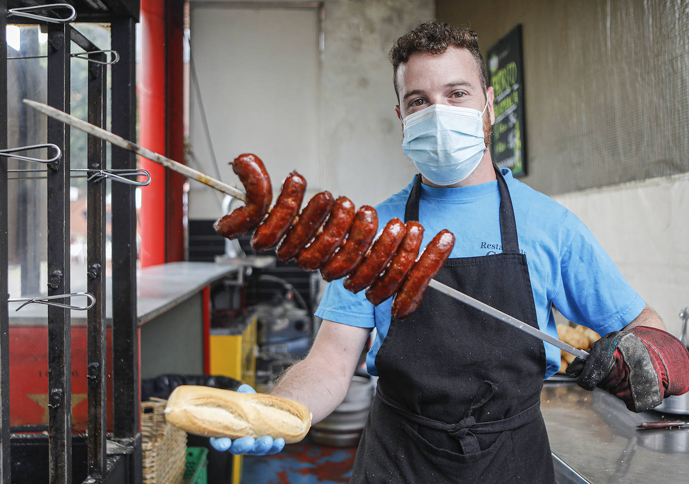 La Feria de Muestras continua siendo uno de los atractivos de Gijón a pesar de las muchas actividades que ofrece hoy la ciudad. Centenares de visitantes pasean por el recinto ferial, que ofrece divertimento para todos los miembros de la familia. 