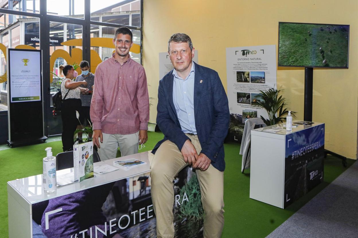 Tineo te espera. El concejal de Turismo, Darío Rodríguez (izquierda), junto con el alcalde José Ramón Feito, en su estand de la Feria, ubicado en el pabellón 4. 