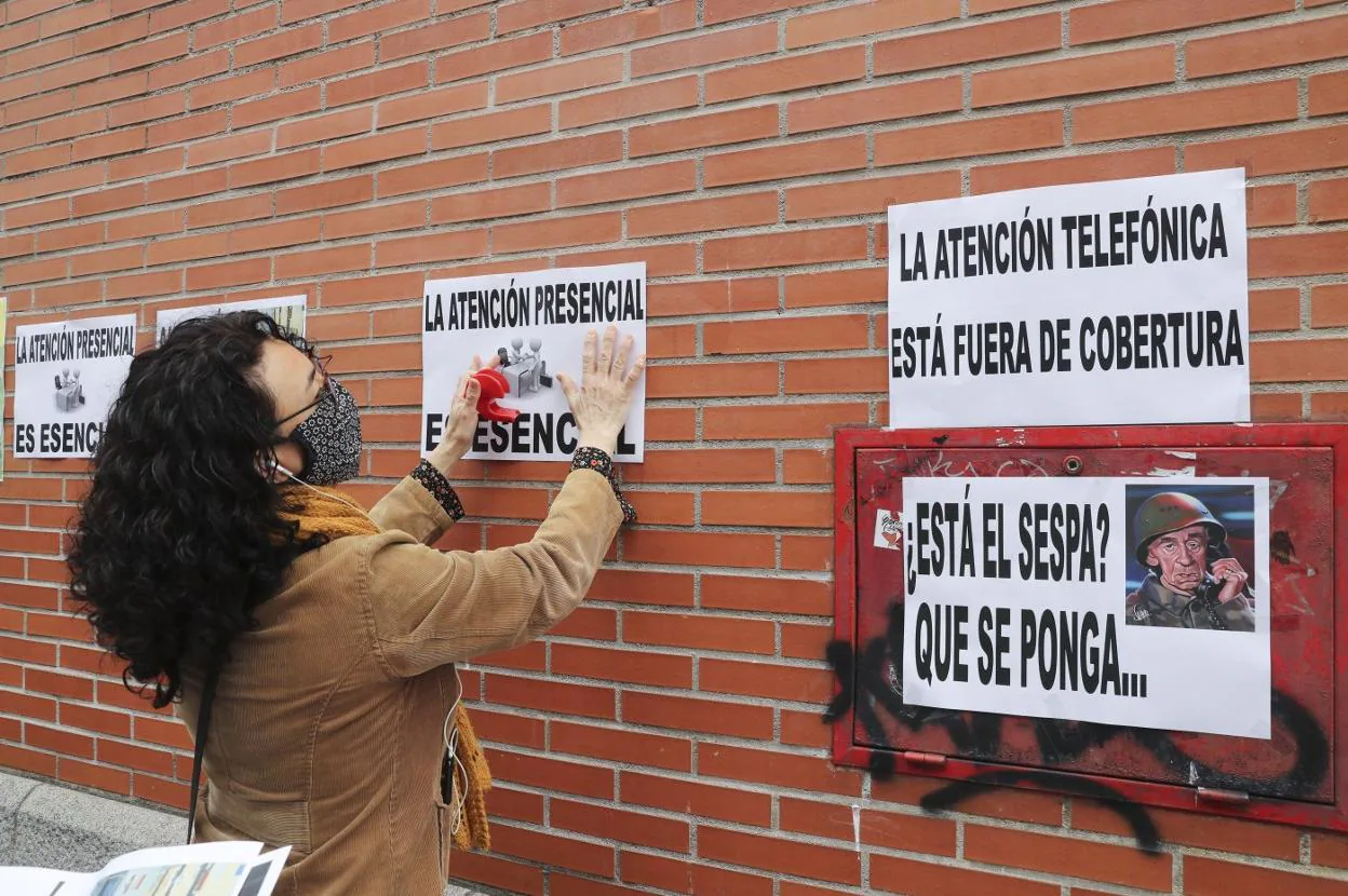 Concentración en el exterior del centro de Salud Severo Ochoa en Gijón el pasado mes de mayo. 