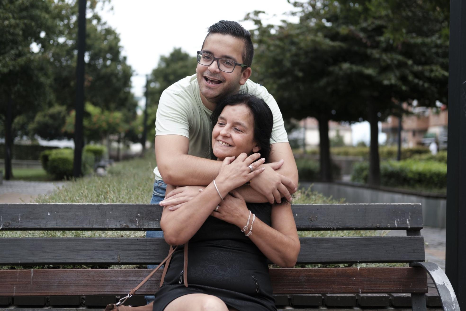 Germán y su madre, Yolanda, en el parque de Teodoro Cuesta, el pasado viernes. 