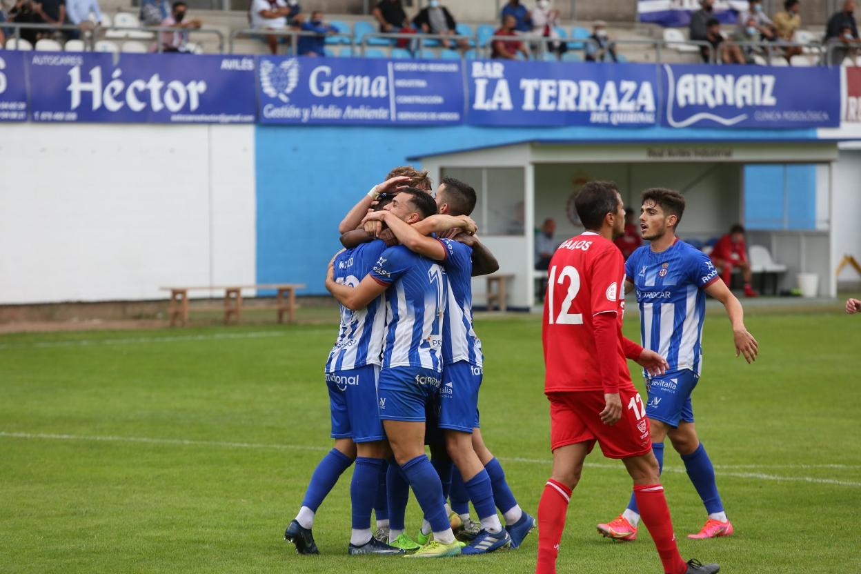 Los jugadores del Avilés celebran el 2-0, obra de Natalio a los 73 minutos de juego. 