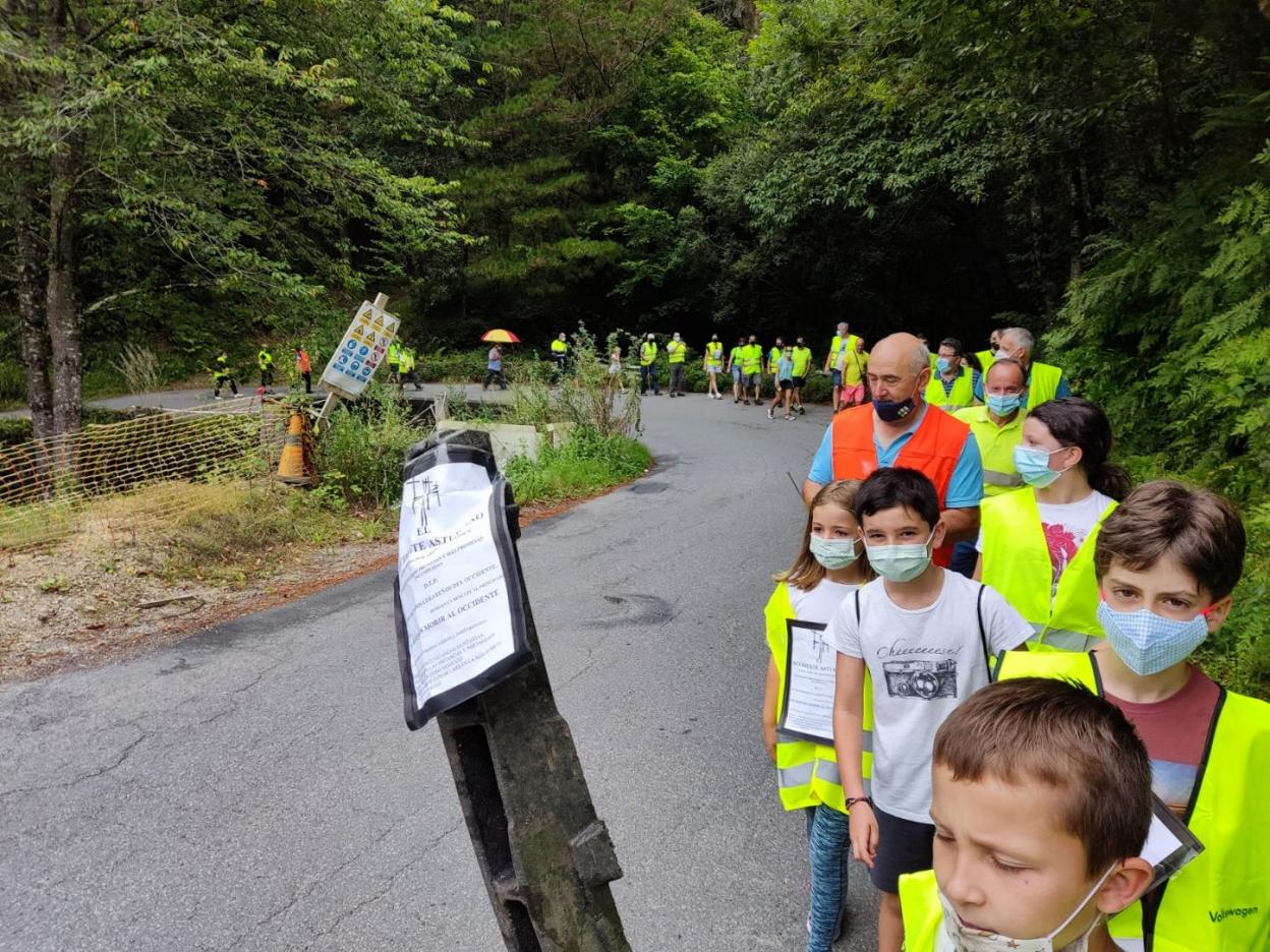 Un centenar de personas participaron en la marcha para solicitar la mejora de la carretera AS-219. 