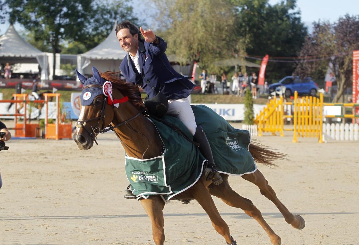 Iván Serrano da la vuelta a la pista después de proclamarse vencedor con 'Rain Man'.